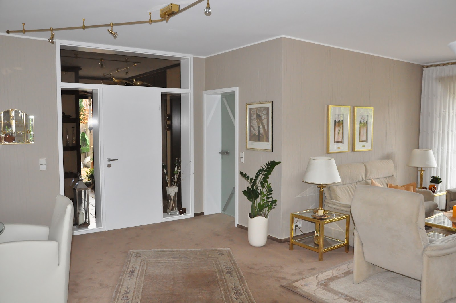 Fertig gestaltetes Wohnzimmer in warmen Beigetönen