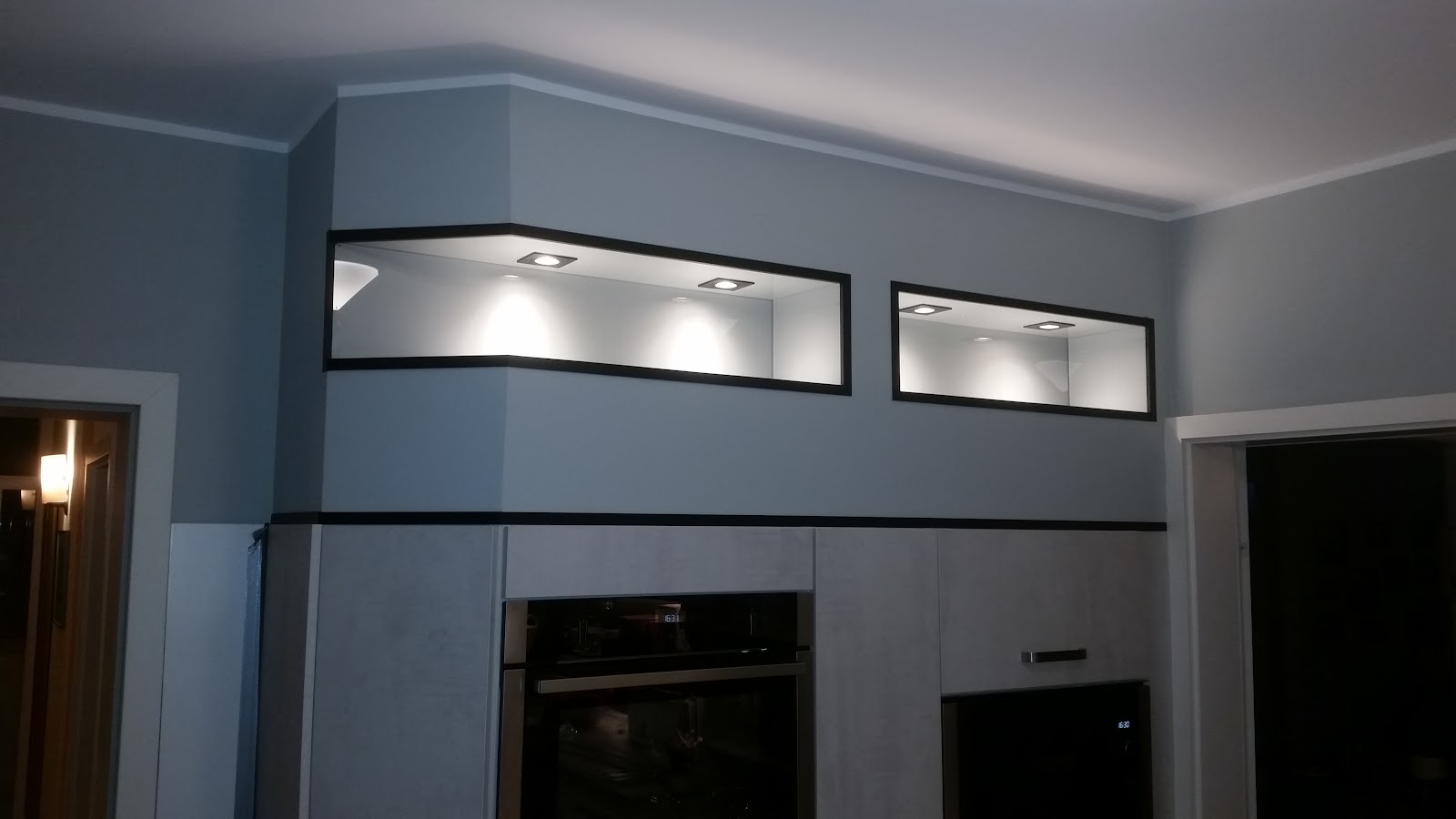 Küchenwand mit beleuchteter Wandnische